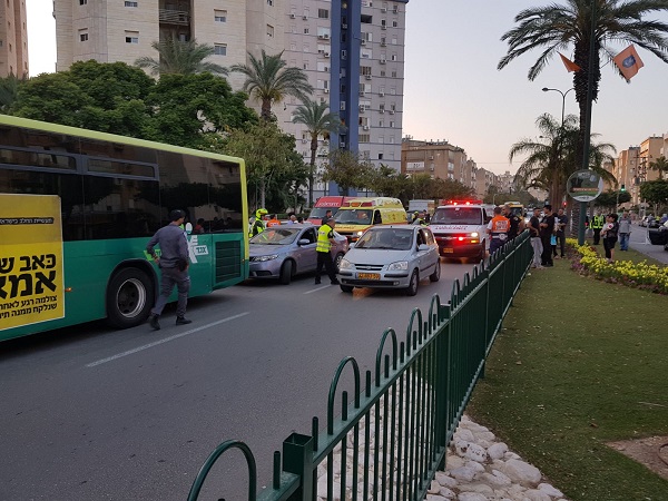 חדשות מקומיות - תאונה עם מעורבות הולכת רגל רכב פרטי ואוטובוס