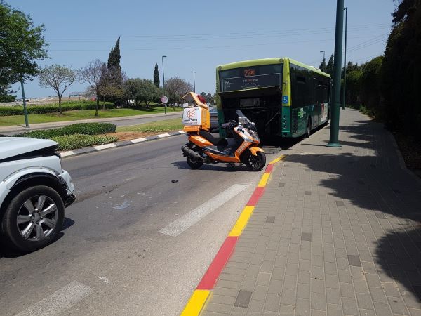 נתניה: נהג רכב נפצע בינוני בתאונה עם אוטובוס