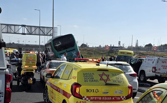  אוטובוס התנגש במעקה בטיחות במחלף פולג - 17 פצועים באורח קל