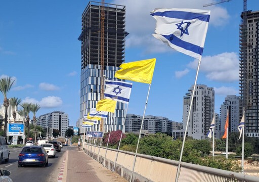  נתניה חוגגת את הבשורה: דגלים הונפו ברחבי העיר 