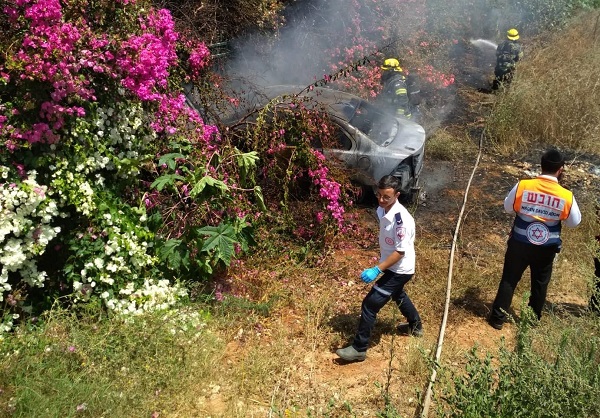 זירת האירוע | צילום: דוברות מד"א נתניה: גופת גבר נמצאה ברכב עולה באש