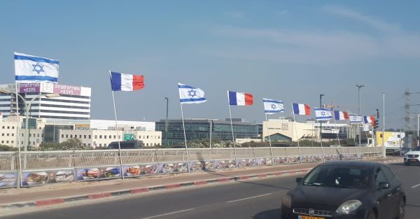דגלי צרפת הונפו על הגשרים בנתניה  דגלי צרפת הונפו על הגשרים בנתניה 