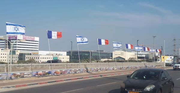 דגלי צרפת הונפו על הגשרים בנתניה 