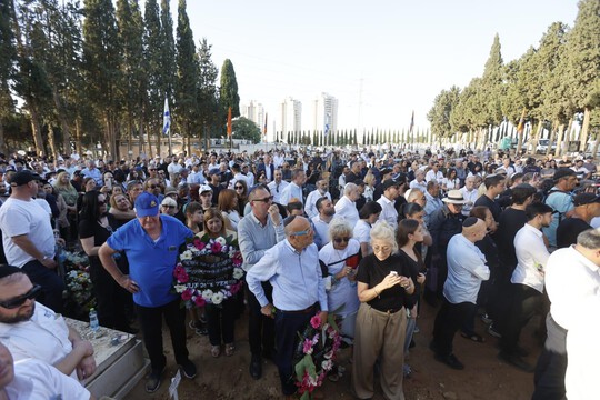  Нетания склоняет голову в память о Мирьям Фейрберг-Эйхер