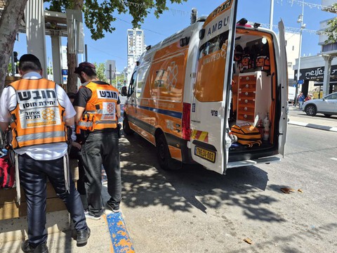  נתניה: בן 70 התמוטט ברחוב - ליבו שב לפעום לאחר החייאה