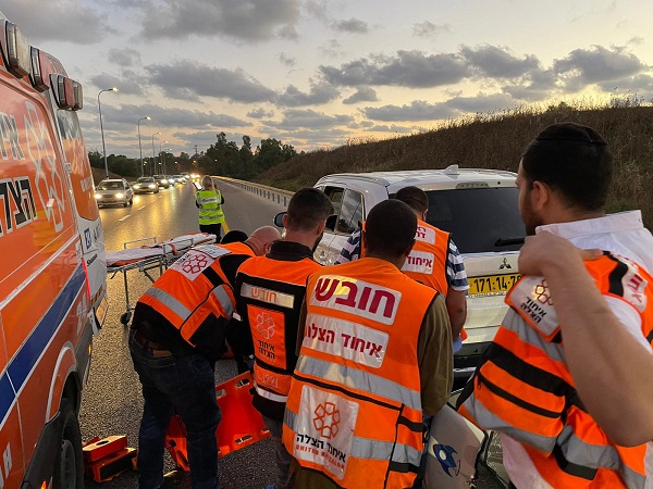 רוכב אופנוע נפצע לאחר שהתנגש ברכב חונה