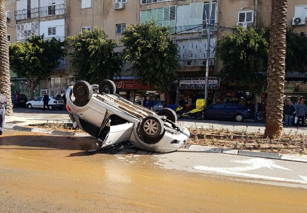 פצוע קל בתאונה ברחוב שד' בנימין | צילום: איציק בן שושן פצוע באורח קל בהתהפכות רכב בשדרות בנימין בנתניה