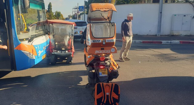 נתניה: רוכב קלנועית נפגע מאוטובוס נתניה: רוכב קלנועית נפגע מאוטובוס