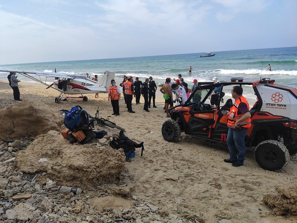 מטוס קל התרסק בחוף פולג  | צילום: איחוד הצלה  מטוס קל התרסק בחוף פולג בנתניה 