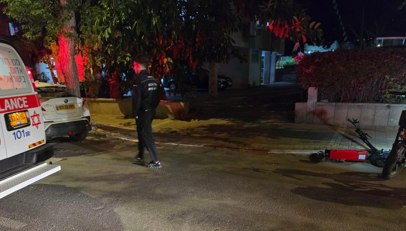 נתניה: רוכב קורקינט כבן 15 נפגע בראשו בתאונה ברחוב בן יהודה 