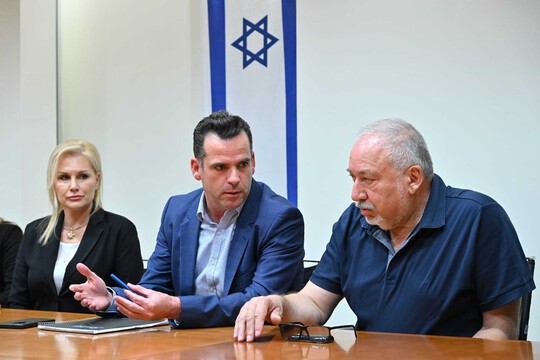  ליברמן וראש העיר אבי סלמה נפגשו עם התלמידות שהותקפו בנתניה