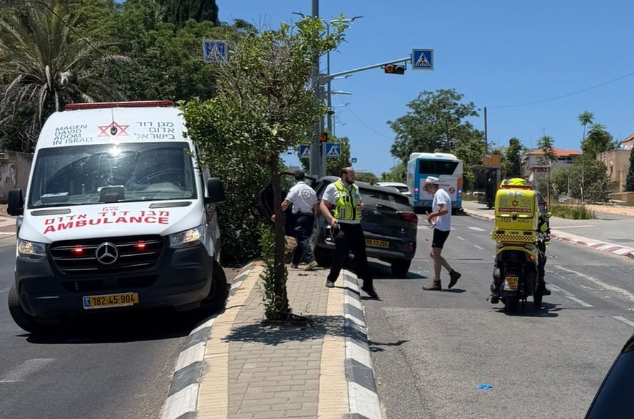  נהגת נפצעה בינוני לאחר שעלתה על אי תנועה ונתקעה בעץ