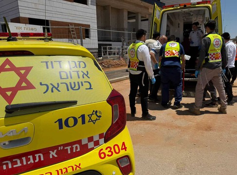  נתניה: פועל נפל ממרפסת באתר בנייה, מצבו אנוש