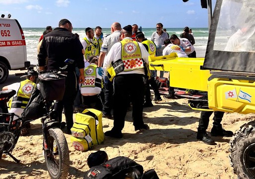  אסון בחוף צאנז: צעיר טבע ופונה במצב אנוש; סריקות אחר אחיו שנעדר