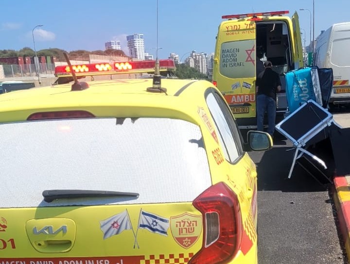  רוכב אופנוע בן 28 נפגע בתאונה עצמית סמוך למחלף וינגייט, מצבו בינוני
