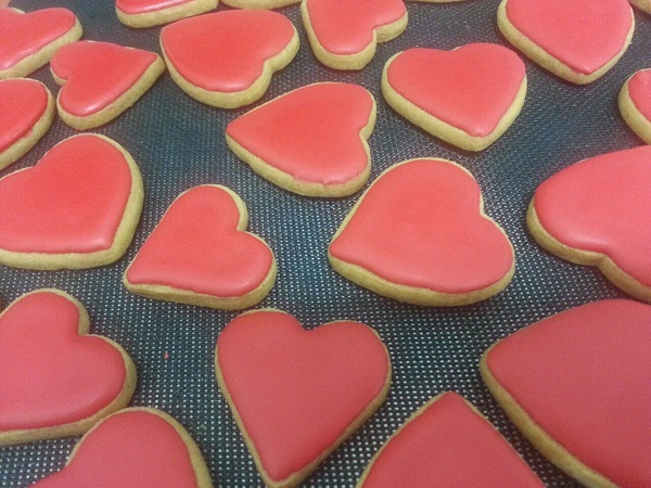 עוגיות לב | צילום: אסף לוי עוגיות לבבות בציפוי אדום אוהב