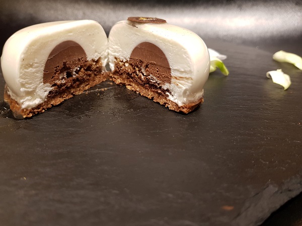 מוס מסקרפונה | צילום: אסף לוי עוגת מוס מסקרפונה בציפוי שוקולד לבן