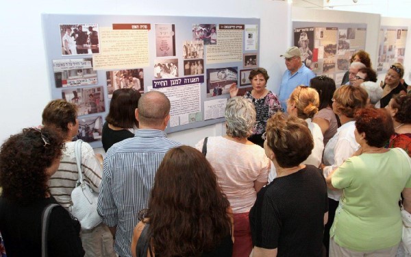 חוה אפל מדריכה בתערוכה היסטורית | תמונה:עיריית נתניה קיץ תוסס במוזיאון נתניה