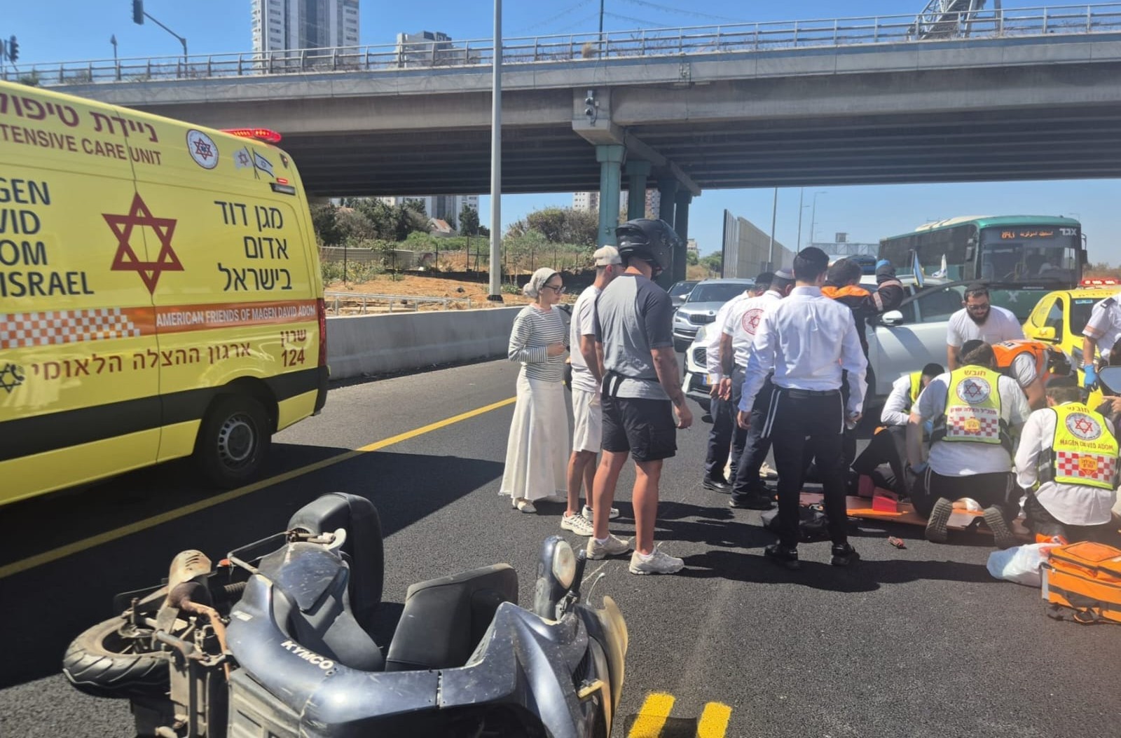  כביש 2: רוכב אופנוע בן 62 נפגע בתאונה עצמית - מצבו בינוני