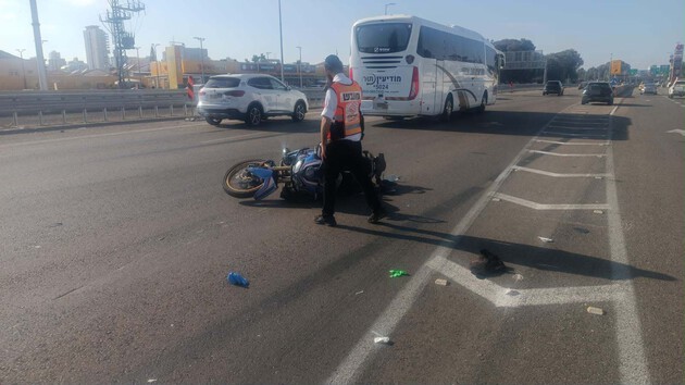  כביש 2: רוכב אופנוע נפצע בתאונת דרכים סמוך למחלף נתניה