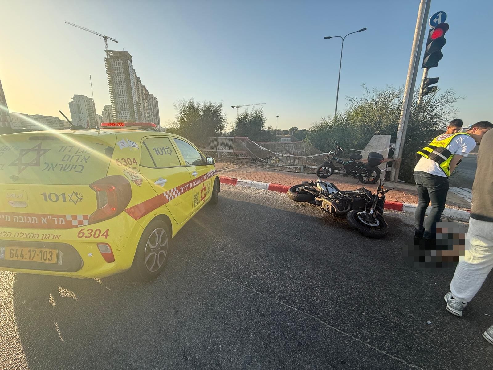  רוכב אופנוע נפגע מרכב ברחוב הארי טרומן בנתניה, סמוך לגשר השלום