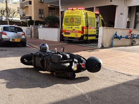  נתניה: אב ובן נפגעו בתאונה בין רכב לאופנוע - מצבם בינוני וקל