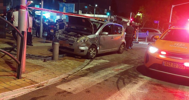  תאונה עם מעורבות שני כלי רכב וקטנוע ברחוב פתח תקווה בנתניה
