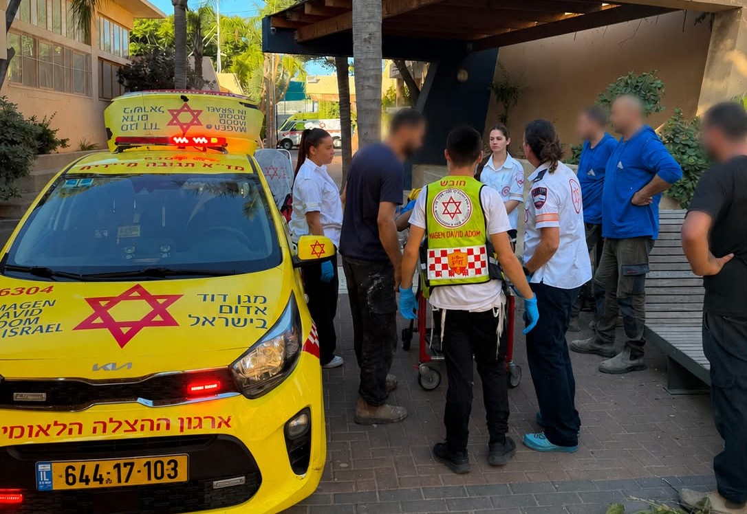  נתניה: פועל כבן 20 נפל מסולם במהלך עבודתו - מצבו בינוני