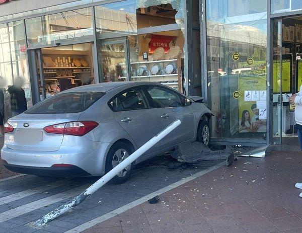  רכב התנגש בחלון ראווה של חנות בנתניה