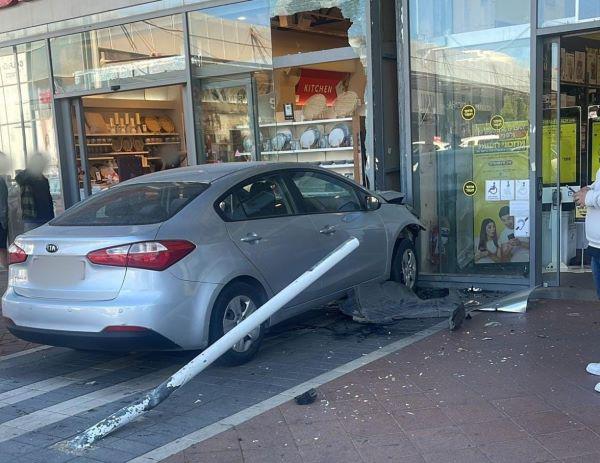 רכב התנגש בחלון ראווה של חנות בנתניה רכב התנגש בחלון ראווה של חנות בנתניה