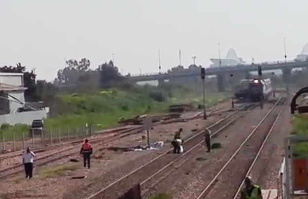 נמחץ תחת גלגלי הרכבת נמחץ תחת גלגלי הרכבת