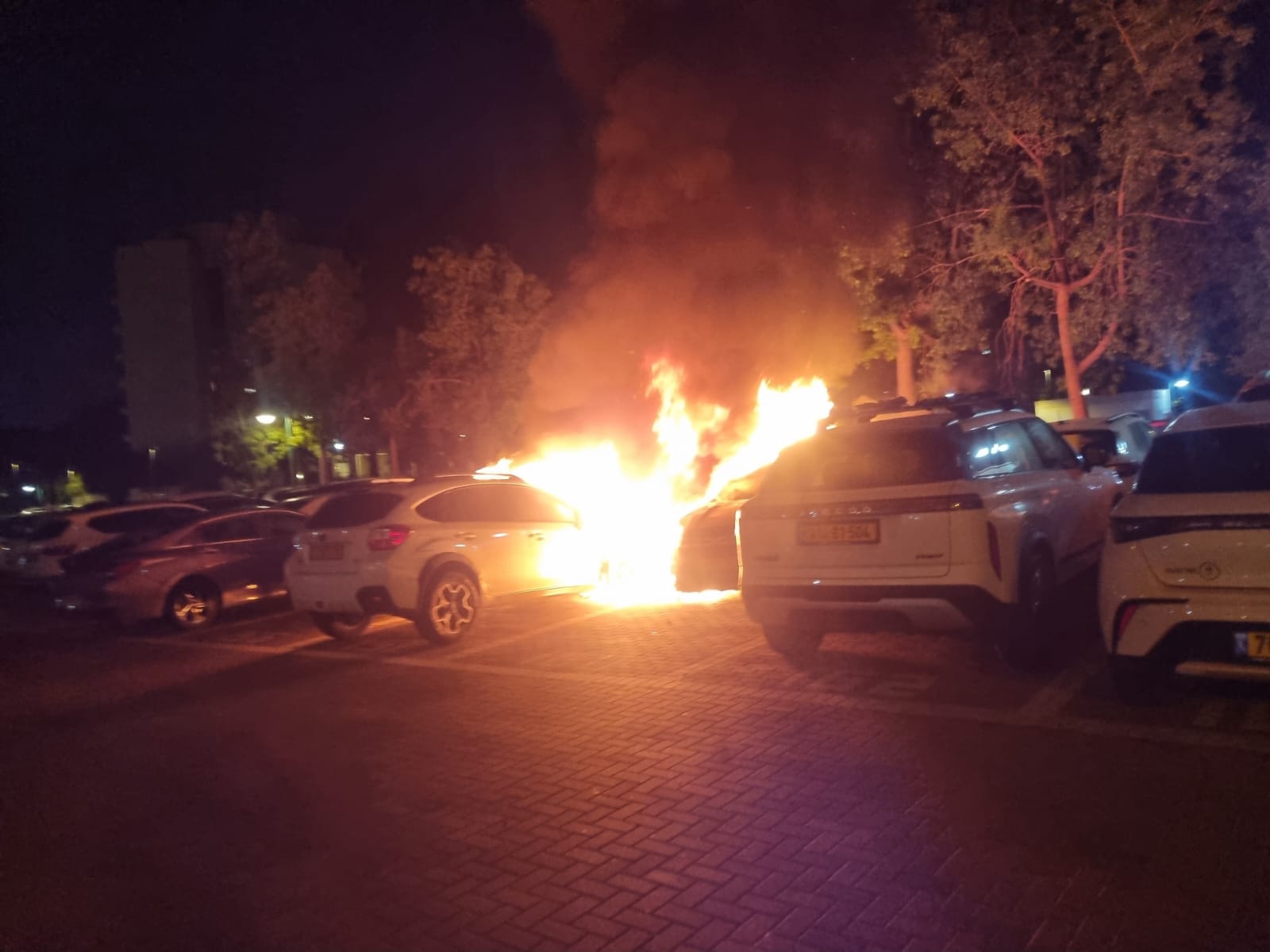 חדשות מקומיות - חשד להצתה: שני כלי רכב עלו באש בשני מוקדים בנתניה