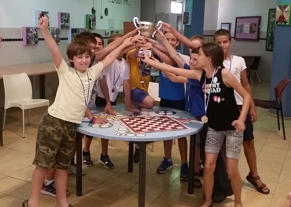 הזוכים באליפות שחמט. נבחרת פולג נבחרת פולג ניצחה בתחרות האזורית בשחמט