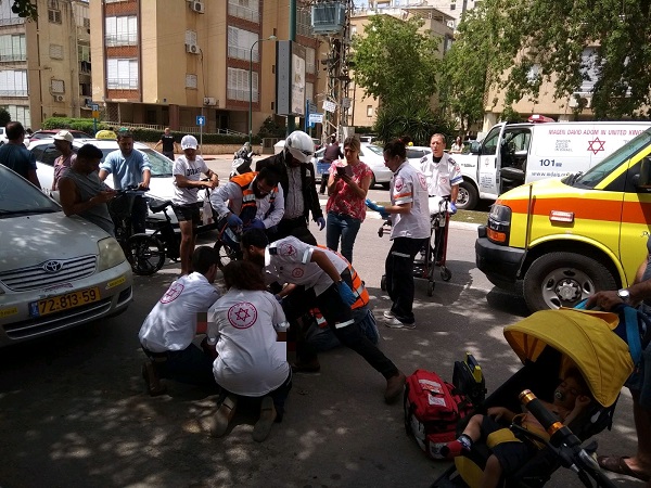 זירת האירוע | צילום: תעוד מבצעי מד"א הולך רגל נפגע בראשו ממכונית חולפת