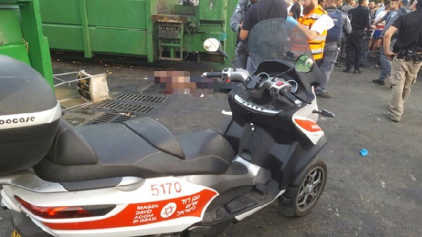 גבר ואשה נפצעו בפיגוע דקירה ברחוב שהם בנתניה. המחבל נוטרל