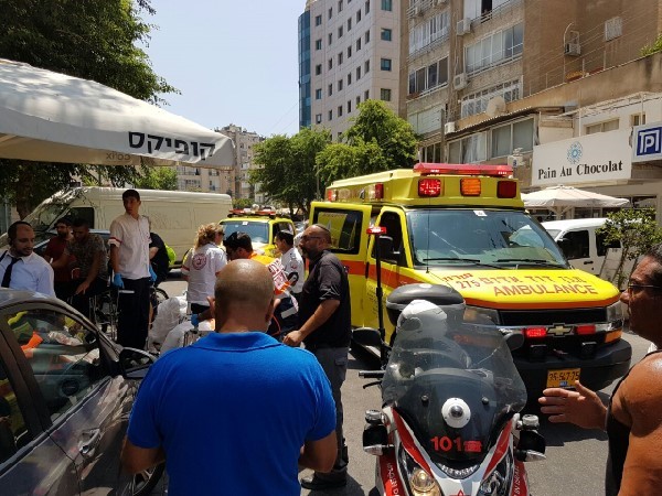 נהגת איבדה שליטה והתנגשה ביושבי בית קפה 