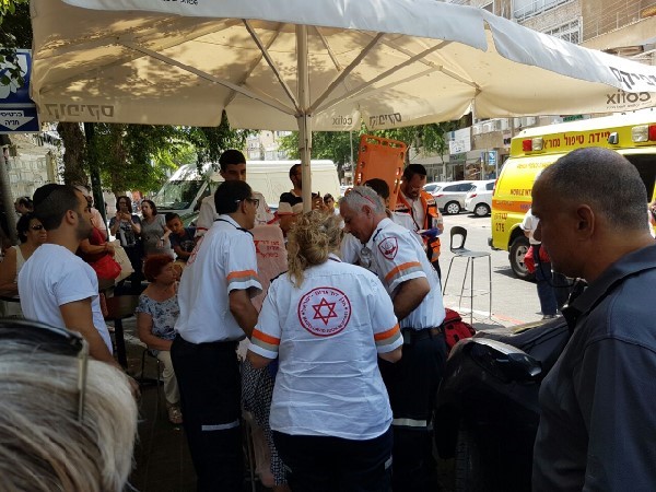 חדשות מקומיות - נהגת איבדה שליטה והתנגשה ביושבי בית קפה