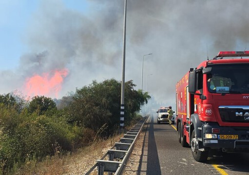 שריפת ענק באזור השרון. כביש 4 נסגר לתנועה (וידאו) שריפת ענק באזור השרון. כביש 4 נסגר לתנועה (וידאו)