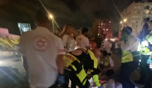 נתניה: אישה חולצה מדירה בוערת - מצבה בינוני נתניה: אישה חולצה מדירה בוערת - מצבה בינוני