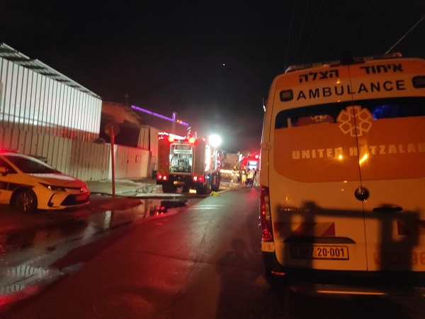 גבר חולץ משריפה ברחוב הרכב בנתניה