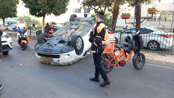 נתניה: תאונה עם מעורבות שני כלי רכב, אחד התהפך נתניה: תאונה עם מעורבות שני כלי רכב, אחד התהפך
