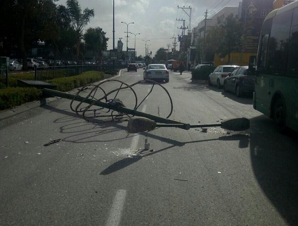 עמוד תאורה שנפל | תמונה: דוברות המשטרה נפל עמוד תאורה באזה"ת החדש בנתניה