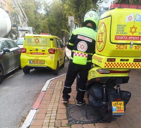 פועל נפצע מחפץ כבד במהלך עבודתו באתר בנייה בנתניה
