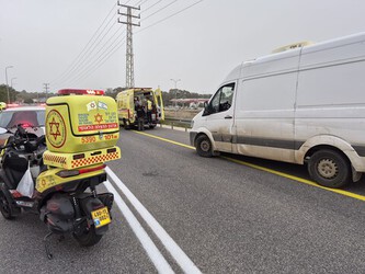 רוכב אופנוע בן 27 החליק על כביש 2 סמוך לחבצלת השרון