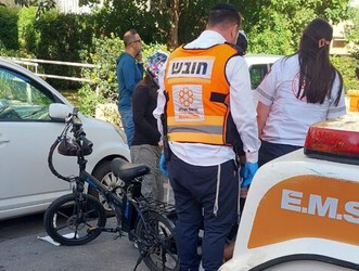 הולכת רגל כבת 70 שנפגעה מאופניים חשמליים ברחוב זמנהוף בנתניה