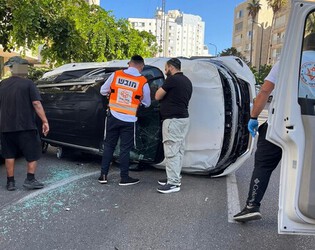 נהגת רכב בת 70 התהפכה עם הרכב במרכז העיר נתניה
