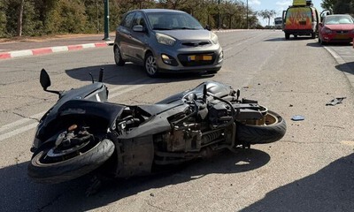רוכב אופנוע נפגע מרכב ברחוב הרב חרל"פ בנתניה