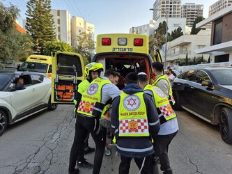 נתניה: מתקין מזגנים נפל מגובה כ־5 מטרים