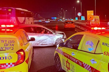 רוכב אופנוע נפצע בינוני בתאונה בסמוך לחוף השרון