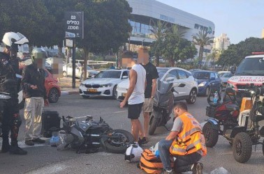 תאונה עם מעורבות רכב ואופנוע ברחוב זלמן שזר בנתניה